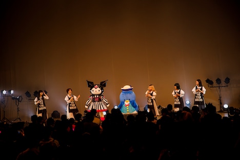 GO TO THE BEDS、クロミ、タキシードサム。（Photo by sotobayashi kenta）