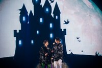 1日目の公演の様子。「Bloody Night」でカップルになりきるタクヤとタカシ。