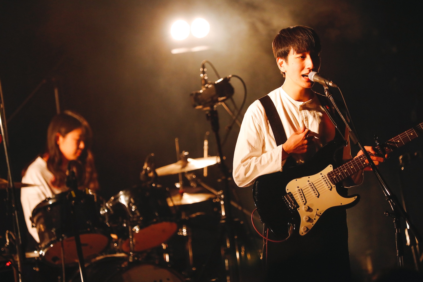 左から宮澤あかり（Dr）、松本ユウ（Vo, G）。