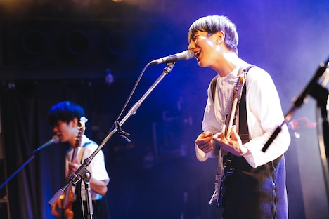 左から堂免英敬（B）、松本ユウ（Vo, G）。