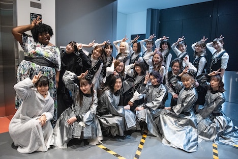 開演直前のエビ中と参加メンバー。