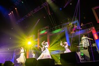 オリビア・バーレル（右端）とともに「EBINOMICS」を歌うエビ中。