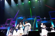 オリビア・バーレル（右から3番目）とともに「EBINOMICS」を歌うエビ中。