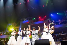 オリビア・バーレル（右から3番目）とともに「EBINOMICS」を歌うエビ中。