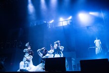 吉澤嘉代子（右端）とエビ中。