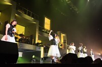 吉澤嘉代子（左から3番目）とエビ中。