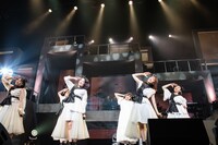 吉澤嘉代子（右から3番目）とエビ中。