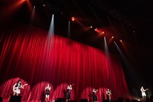 エビ中楽曲をインストアレンジで演奏するバンドメンバー。