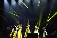 「イエローライト」を歌うエビ中とたむらぱん（左から3番目）。