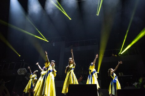 「イエローライト」を歌うエビ中とたむらぱん（左から3番目）。