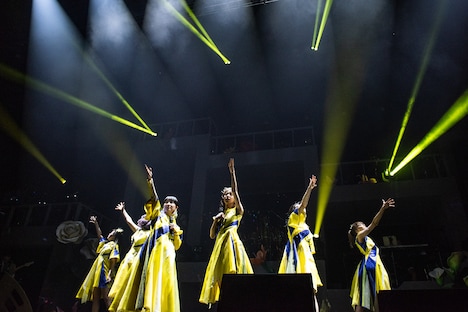 「イエローライト」を歌うエビ中とたむらぱん（左から3番目）。