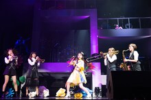 ホーン隊とカスタネットでセッションする中山莉子（中央）。