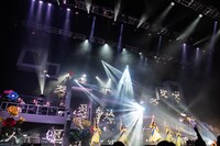 「ジャンプ」を熱唱するエビ中。