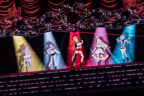 左から姫森ルーナ、常闇トワ、桐生ココ、角巻わため、天音かなた。（Photo by Kota Hirano）