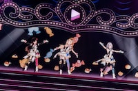 左からロボ子さん、アキ・ローゼンタール、白銀ノエル。（Photo by Kota Hirano）