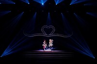 左からロボ子さん、アキ・ローゼンタール。（Photo by Kota Hirano）