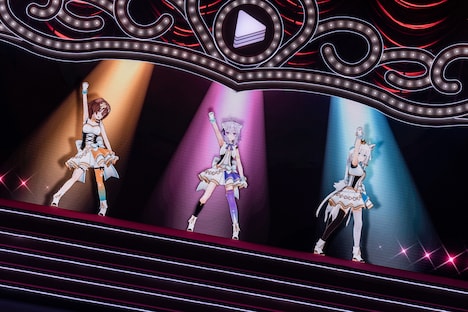 左から戌神ころね、猫又おかゆ、白上フブキ。（Photo by Kota Hirano）