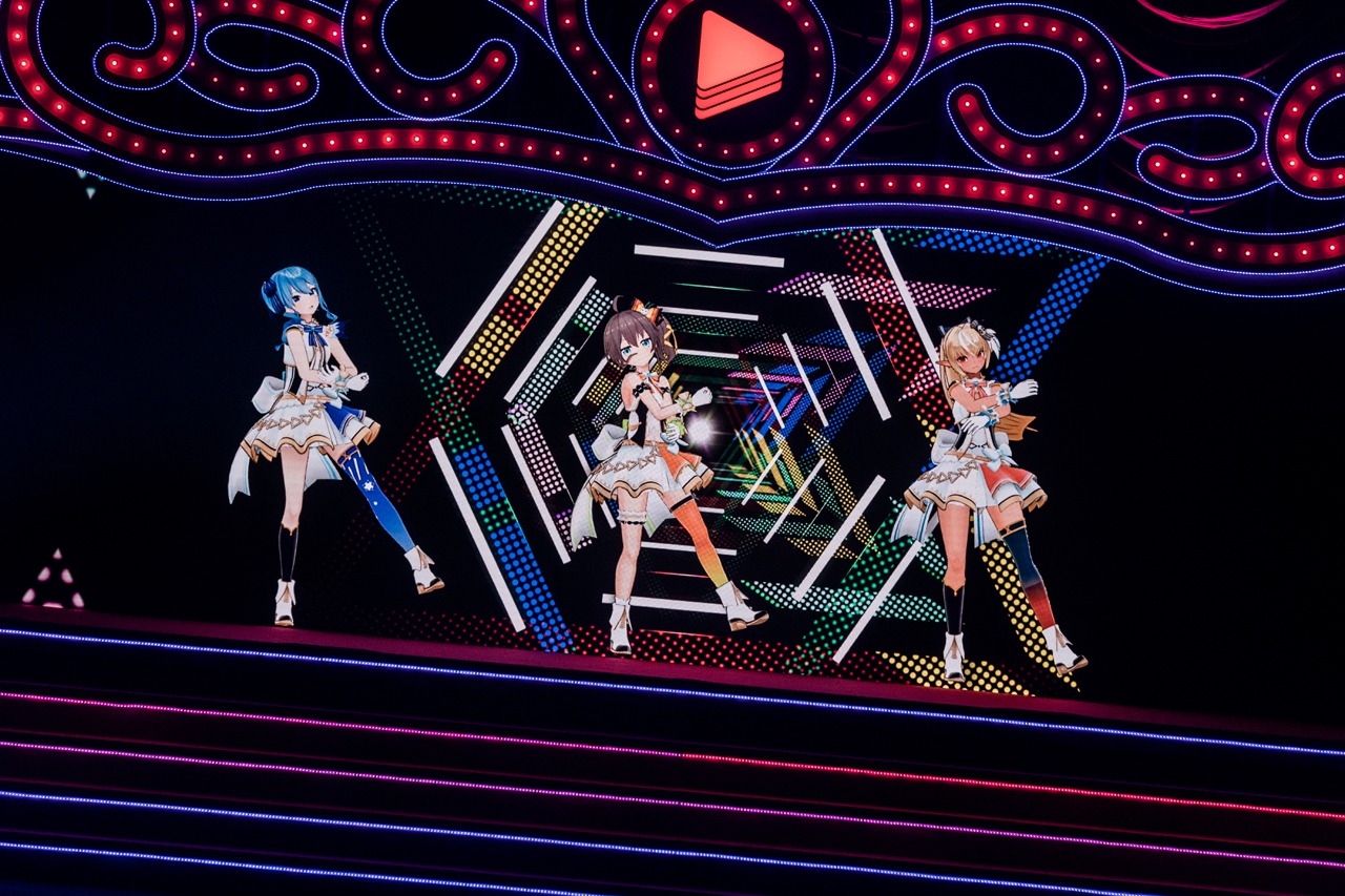 左から星街すいせい、夏色まつり、不知火フレア。（Photo by Kota Hirano）