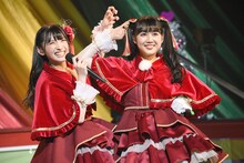 吉川ひより（右）をマネキンにして新衣装の注目ポイントを解説する菅田愛貴（左）。