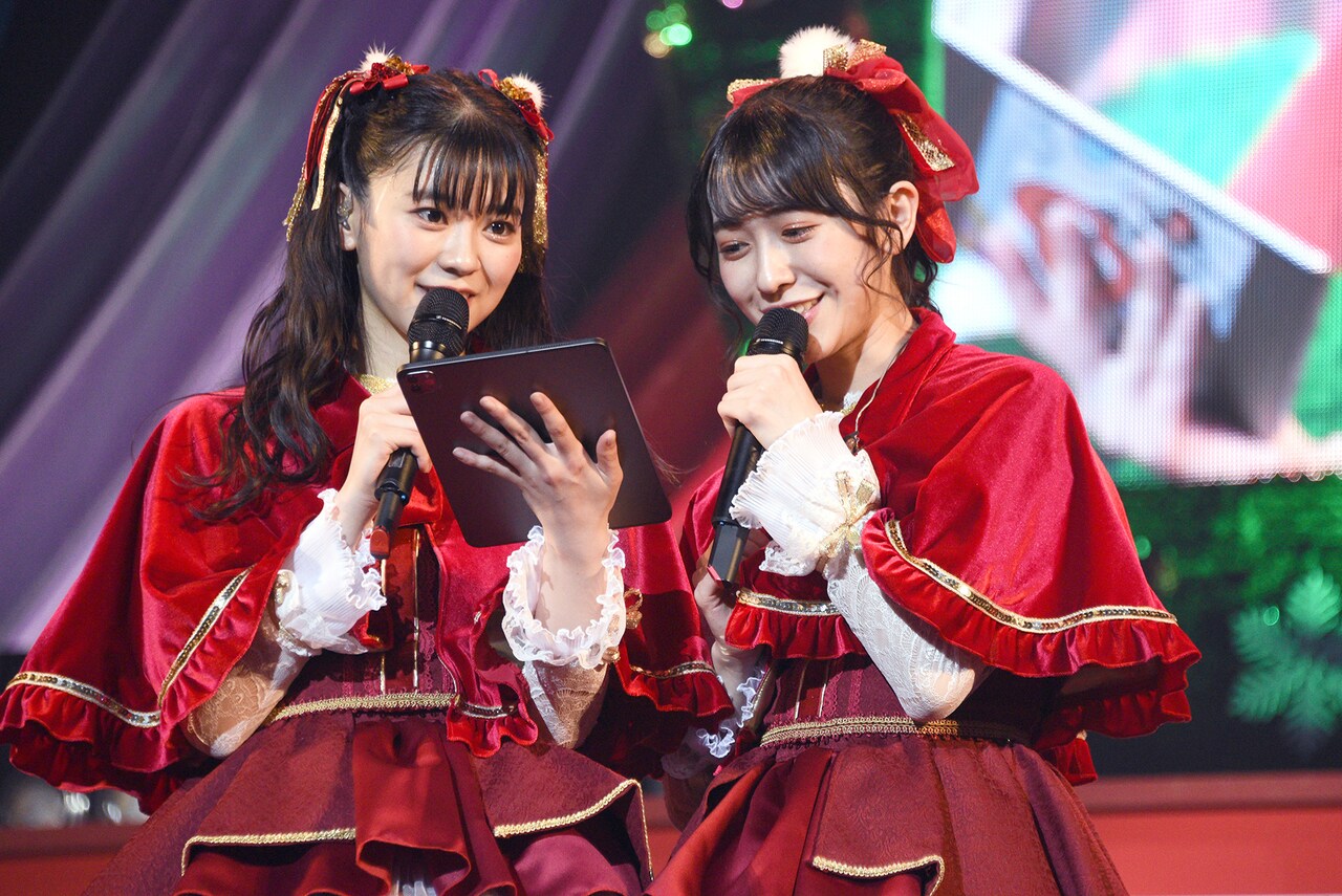 生配信のコメントを読む坂井仁香と小泉遥香。 - 超とき宣サンタ