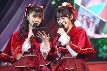 生配信のコメントを読む坂井仁香と小泉遥香。