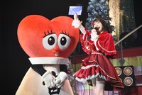 超とき宣の公式キャラクター・パブりんから封筒を受け取った辻野かなみ。