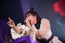 「ハイタテキ！」で「惚れたっ！」ポーズを決める中山莉子。