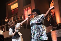 流暢な日本語で観客に挨拶するオリビア・バレール（右）。