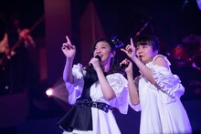 小林歌穂（左）と吉澤嘉代子（右）。