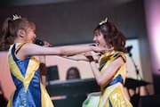星名美怜（左）と真山りか（右）。