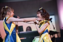 星名美怜（左）と真山りか（右）。