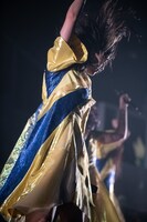 髪を振り乱して歌う小林歌穂。