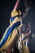 髪を振り乱して歌う小林歌穂。