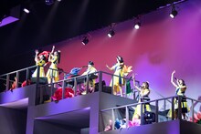 たむらぱん（左から3番目）とエビ中。