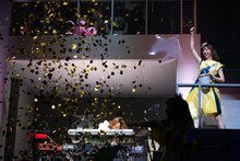 キーボードの鈴木栄奈に向けて紙吹雪を撒く真山りか（右）。