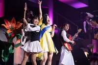 左からYASHIRO、小林歌穂、瀬川千鶴。