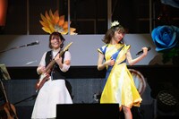 エアギターを演奏する真山りか（右）。