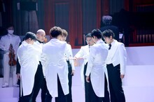 ライブ冒頭、円陣を組むGENERATIONS from EXILE TRIBE。（写真提供：LDH JAPAN）