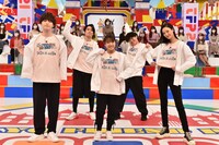 左から玉森裕太、間宮祥太朗、上白石萌音、亜生、菜々緒。(c)TBS