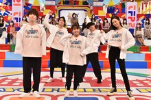 左から玉森裕太、間宮祥太朗、上白石萌音、亜生、菜々緒。(c)TBS
