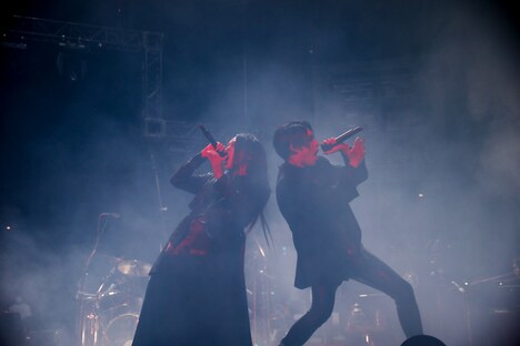 逹瑯（Vo / MUCC）と葉月（Vo / lynch.）（撮影：Susie）