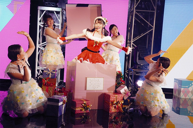 「小倉唯 ONLINE クリスマス ライブ 2020 ～Winter Twinkle Magic～」の様子。（撮影：上飯坂一）