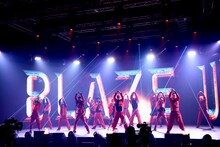 「RED PHOENIX」を披露するEXILE。（写真提供：LDH JAPAN）