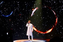 「ただ…逢いたくて」を歌うEXILE TAKAHIRO。（写真提供：LDH JAPAN）