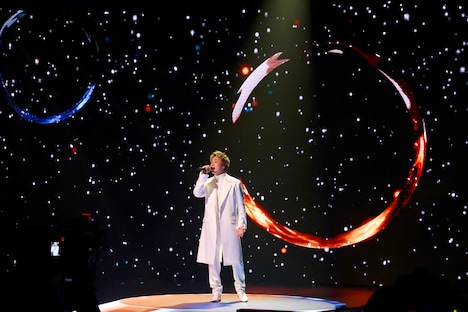 「ただ…逢いたくて」を歌うEXILE TAKAHIRO。（写真提供：LDH JAPAN）