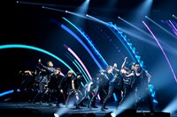 「Choo Choo TRAIN」を披露するEXILE。（写真提供：LDH JAPAN）