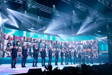 「Joy-ride 〜歓喜のドライブ〜」を披露するEXILE。（写真提供：LDH JAPAN）