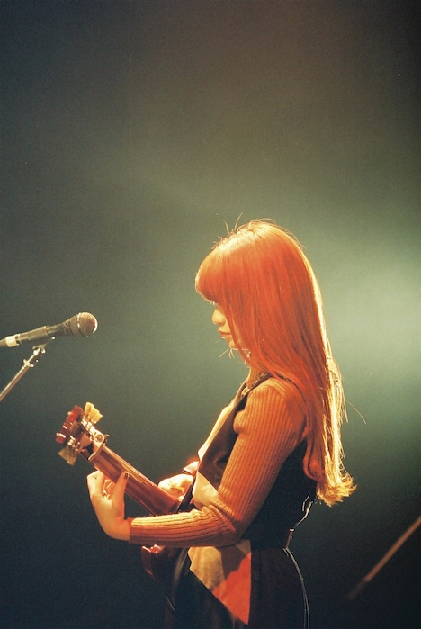 畳野彩加（Vo, G）（撮影：池野詩織）