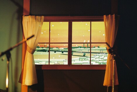 セット右側に設置された窓型のスクリーン。（撮影：池野詩織）