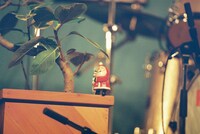 セットに添えられたサンタクロースの人形。（撮影：池野詩織）